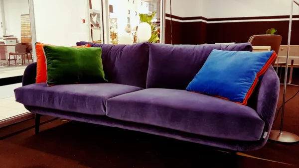 Welurowe, duże poduszki folk glamour na fioletowej sofie