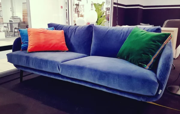 Poduszki folk glamour na niebieskiej sofie